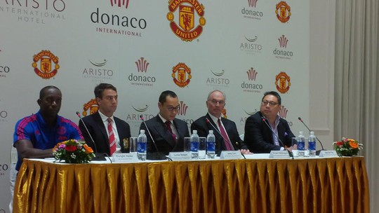 
Tập đoàn Donaco International Ltd và đại diện M.U trong buổi ký kết hợp tác
