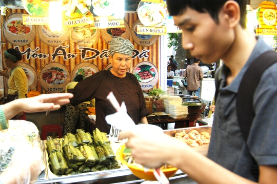 
Đa dạng gian hàng món ngon Việt Nam
