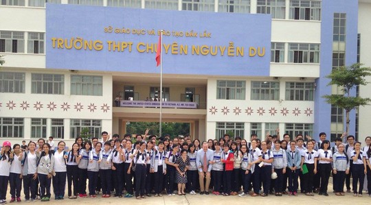 
Đại sứ Osius and và Tổng lãnh sự Bitter thăm trường THPT chuyên Nguyễn Du
