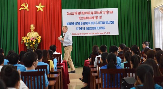 
Đại sứ Osius nói chuyện với sinh viên Đại học Tây nguyên. Ảnh: Tổng Lãnh sự quán TPHCM cung cấp
