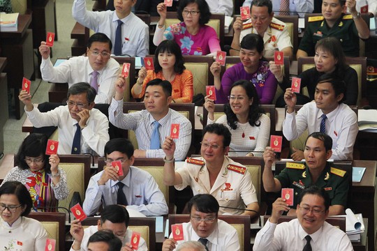 
Đại biểu biểu quyết thông qua chương trình Đại hội (ảnh: Hoàng Triều)
