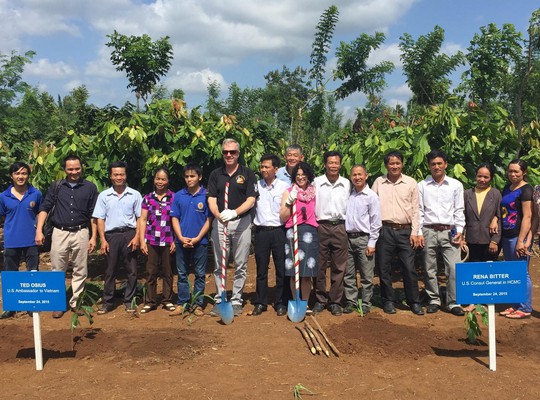 
Đại sứ Osius và Tổng Lãnh sự Bitter thăm Trung tâm Phát triển cây Ca cao của Tập đoàn Mars. Ảnh: Tổng Lãnh sự quán TPHCM cung cấp
