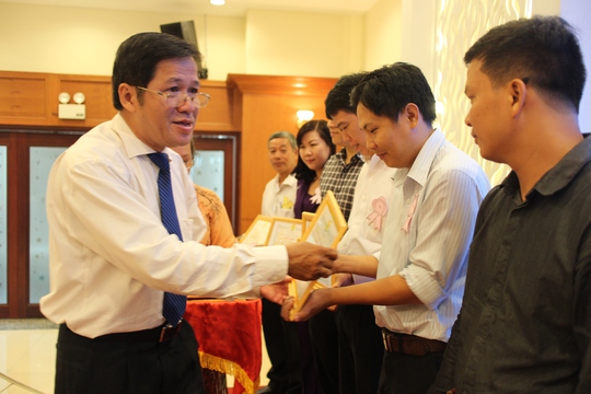 
Ông Nguyễn Tài Mạnh, Chủ tịch Công đoàn Viên chức TP HCM, khen thưởng cho các tập thể tiêu biểu
