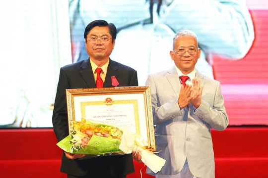 
Ông Đặng Phước Thành (bìa trái), Chủ tịch HĐQT Vinasun, nhận trao Huân chương Lao động hạng 3.
