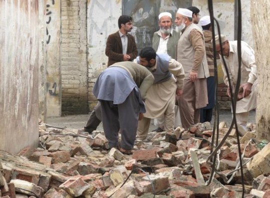 Nhà cửa bị đổ tại Mingora, Swat - Pakistan. Ảnh: Reuters