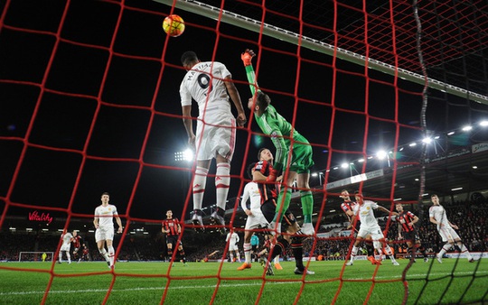 Giàu kinh nghiệm như De Gea vẫn mắc sai lầm để Bournemouth dẫn trước sau tình huống đá phạt góc của Stanislas