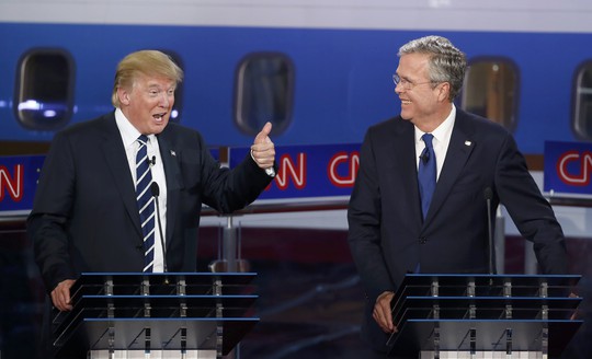 
Hai ứng viên Donald Trump (trái) và Jeb Bush tại cuộc tranh luận. Ảnh: Reuters
