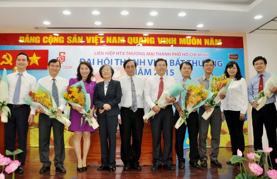 
Ông Diệp Dũng (thứ 5 từ phải sang) chính thức được bầu làm Chủ tịch Hội đồng quản trị Saigon Co.op

