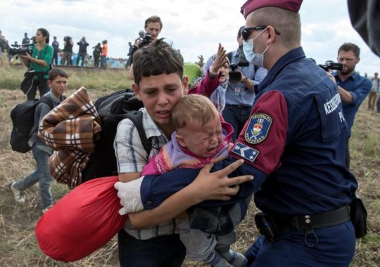Cảnh sát Hungary chặn người di cư ở làng Roszke, gần biên giới Áo, hôm 8-9. Ảnh: Reuters