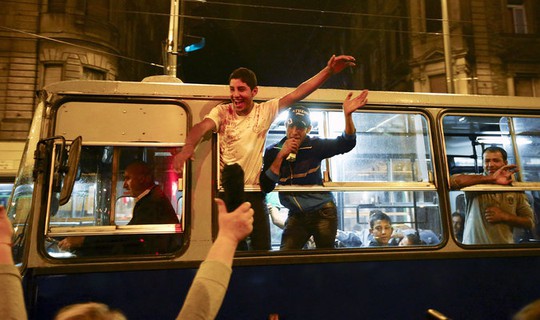 Người di cư được xe buýt chở từ nhà ga Keleti ở Budapest đến biến giới Áo. Ảnh: Reuters