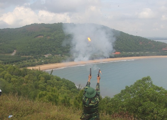 Bắn pháo hiệu bắt đầu cuộc diễn tập cứu nạn hàng không