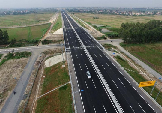 
Cao tốc Hà Nội - Hải Phòng được thiết kế 6 làn xe, 2 làn dừng khẩn cấp, vận tốc cho phép tối đa 120 km/giờ. Khoảng cách an toàn giữa các xe là 100m. ảnh: Mạnh Thắng-Lê Hiếu/Zing.

