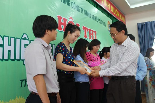 Ông Nguyễn Thanh Nhựt, Phó Tổng giám đốc Tổng Công ty Nông nghiệp Sài Gòn, tặng giấy khen cho các thí sinh đoạt giải