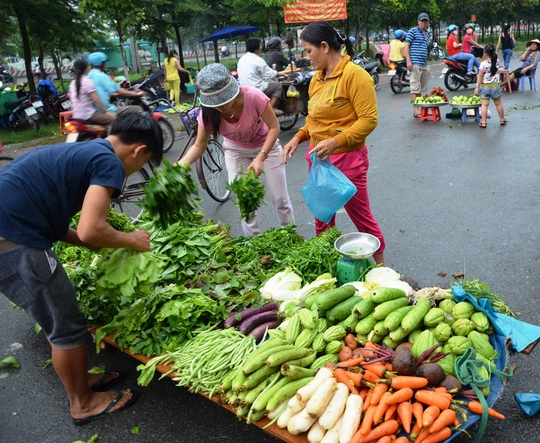 Để có thể trụ lại ở thành thị, công nhân phải thắt lưng buột bụng trong chi tiêu ẢNH: NGUYỄN LUÂN