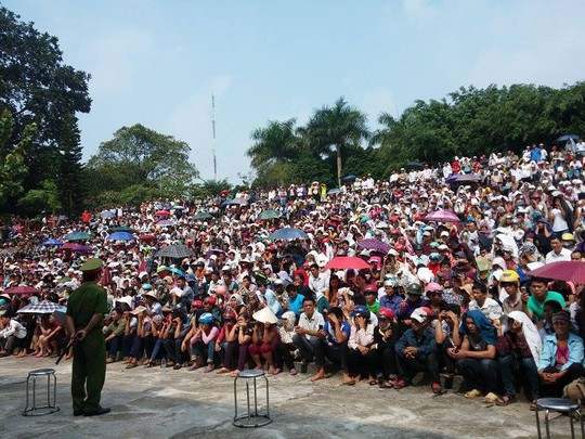 Hàng ngàn người dân chứng kiến vỗ tay hoan nghênh bản án nghiêm minh