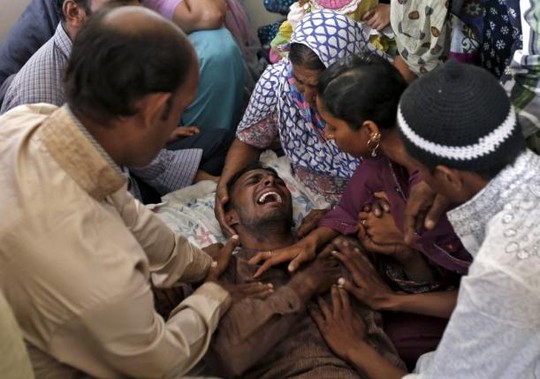 Một người Hồi giáo ở Ấn Độ đau khổ khi nghe thông tin các thành viên trong gia đình mình thiệt mạng trong vụ giẫm đạp. Ảnh: Reuters