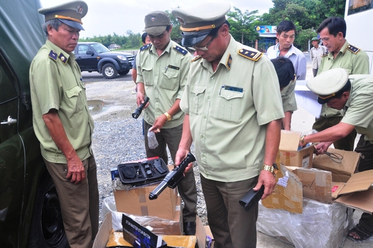 
Tài xế xe khách cho rằng không biết đang chở hàng nóng Ảnh: CTV
