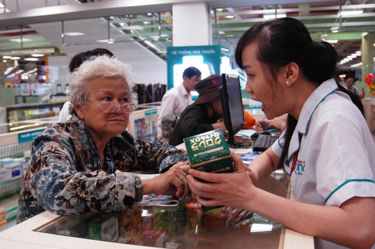 
Nhân viên siêu thị tư vấn cho khách mua hàng.

 
