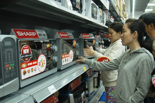 
Mặt hàng điện máy tiêu dùng được nhiều khách hàng chọn mua.
