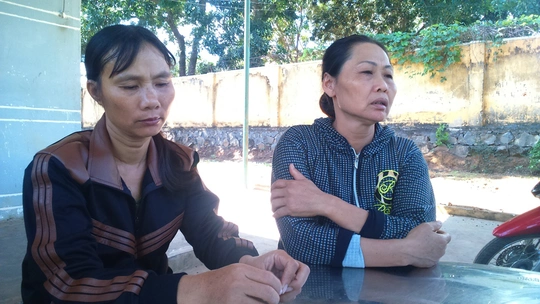 
Bà Nguyễn Thị Nhi (mẹ Quyền, áo đen) đau đớn trước cái chết bất ngờ của con
