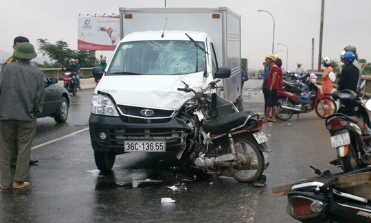 Chiếc xe máy dính chặt vào đầu chiếc xe tải sau cú tông trực diện