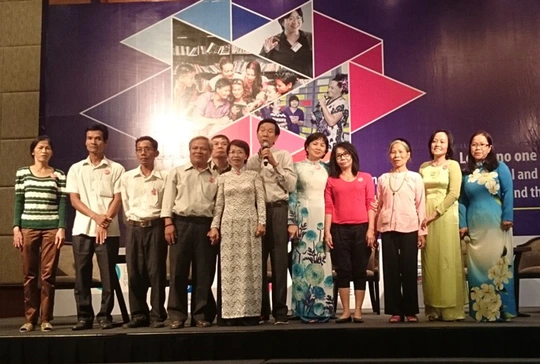 Các bậc cha mẹ thành viên của PFLAG Việt Nam đã vượt qua nỗi đau để trở thành điểm tựa cho con cái mình tiếp tục sống vui vẻ và có ích, đồng thời trợ giúp, tư vấn những gia đình khác đang trải qua thời kỳ khó khăn giống mình đã từng trải qua