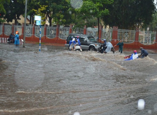 
Xe và người bị nước cuốn trôi trên đường Nguyễn Tất Thành
