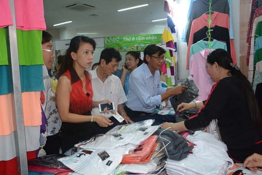 Người tiêu dùng mau sắm tại gian hàng bán hàng Thái Lan