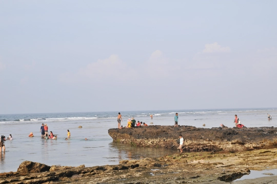 
Khu vực Hang Câu nơi anh Trần Văn Trung bị sóng biển cuốn trôi

