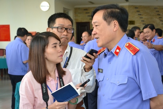 
Viện trưởng VKSND tối cao Nguyễn Hòa Bình trả lời phóng viên Báo Người Lao Động sáng 25-12 (Ảnh: Hùng Khoa)
