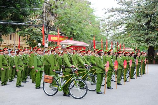 
Công an tiếp nhận xe chuyên dụng cho cảnh sát khu vực
