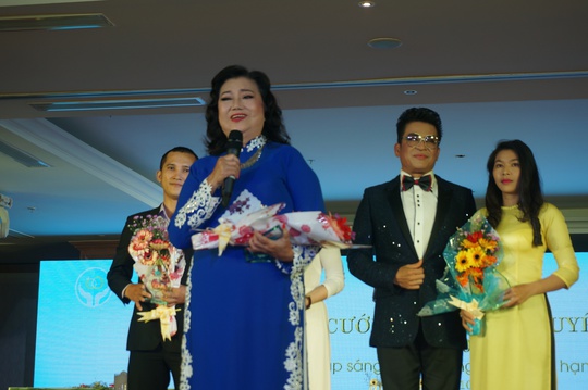 
NSND Kim Cương cảm ơn các mạnh thường quân, các nhà hảo tâm đã đồng hành cùng bà trong việc tổ chức đám cưới tập thể cho người khuyết tật
