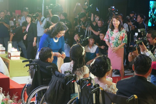 NSND Kim Cương trao nhẫn cưới cho các cặp cô dâu, chú rể khuyết tật