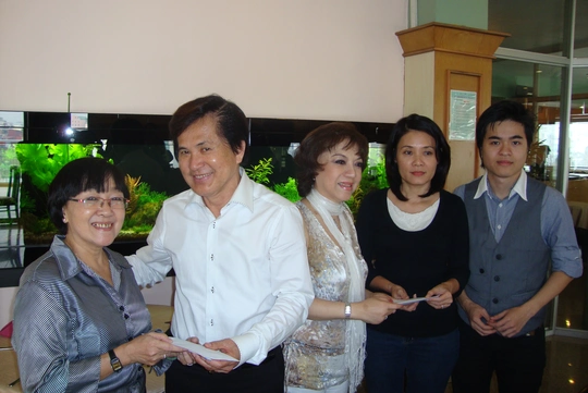 NS Hoài Thanh và Đỗ Quyền, cùng con trai là ca sĩ Hoài Anh Kiệt trao tiền từ thiện cho đạo diễn Nguyễn Hồng Dung, nhà báo Dương Thị Liên Chi, giúp các nghệ sĩ nghèo neo đơn