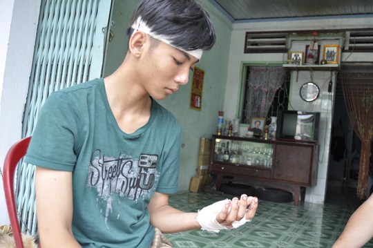 Nguyễn Hiền Quang bị chém vào đầu và tay, gục trong trụ sở phường