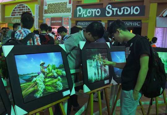 
Góc trưng bày các tác phẩm chụp từ dòng máy ảnh Sony Alpha khác nhau. Nếu yêu thích chụp ảnh, bạn có thể đăng ký tham gia lớp Nghệ thuật chụp ảnh trong Studio với nhiếp ảnh gia Nguyễn Thanh Tùng.
