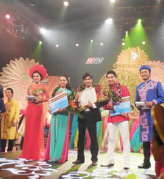 Nguyễn Thanh Toàn (giữa) đoạt giải Chuông vàng vọng cổ 2015 trong niềm hạnh phúc