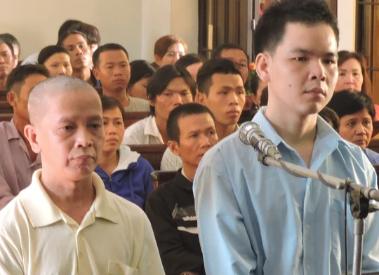 Bị cáo Hoài (áo xanh) và Khanh tại tòa (ảnh: CTV)