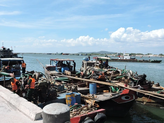 Các ghe cát được đưa về cảng Hà Lộc để tiến hành xử lý