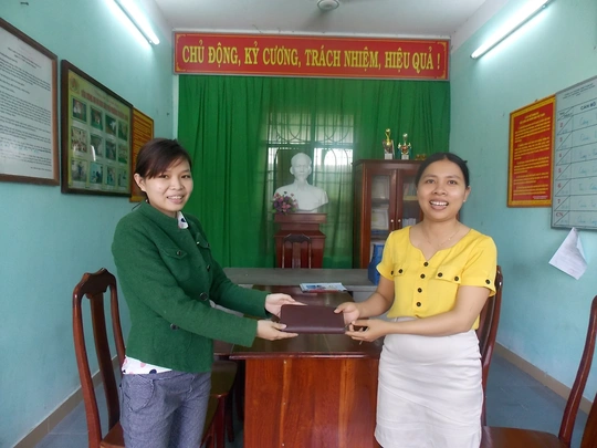 
Chị Huỳnh Thị Tiến (áo vàng) trao lại tài sản cho chị Kiều Ảnh: CTV
