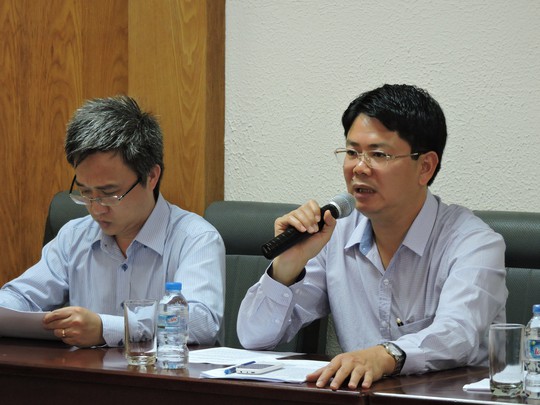 
Ông Nguyễn Thanh Tịnh, Phó Chủ tịch UBND tỉnh BR-VT (phải) trao đổi với người dân
