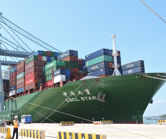 
0Tàu có trọng tải gần 160.000 tấn và chở hơn 14.000 container
