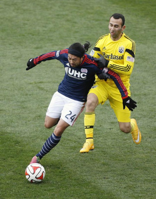 Yasin (phải) trong pha tranh bóng với Lee Nguyễn ở MLS