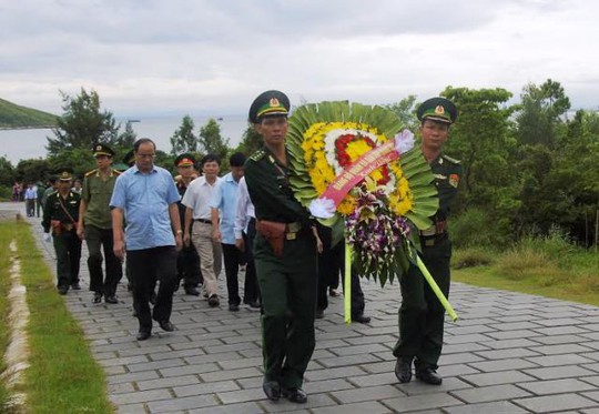 Đoàn lãnh đạo tỉnh uý Quảng Bình nh dâng hoa lên phần mộ Đại tướng