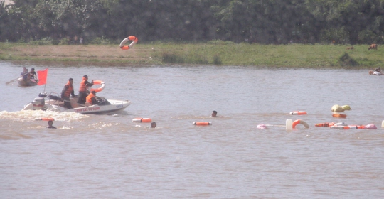 Lực lượng CSCĐ triển khai ca nô ra ứng cứu người dân bị chìm đò khi cố bơi sang sông tránh bão