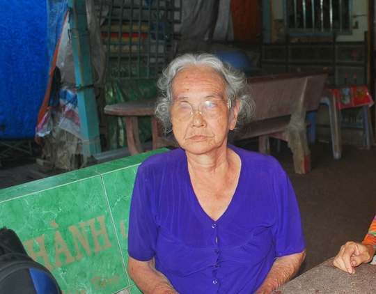 
Dù đã ngoài 70 tuổi nhưng bà Ngô Thị Nhỉ (mẹ chị Phượng) vẫn không cầm được nước mắt mỗi khi có ai đó nhắc đến chuyện con rể của bà bị bắt.
