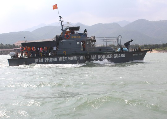 Tàu biên phòng tỉnh Khánh Hòa đưa du khách nga và thuyền viên tàu du lịch vào bờ