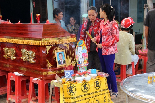 Hàng xóm đến chia buồn với gia đình ngư dân Lương Tấn Tài