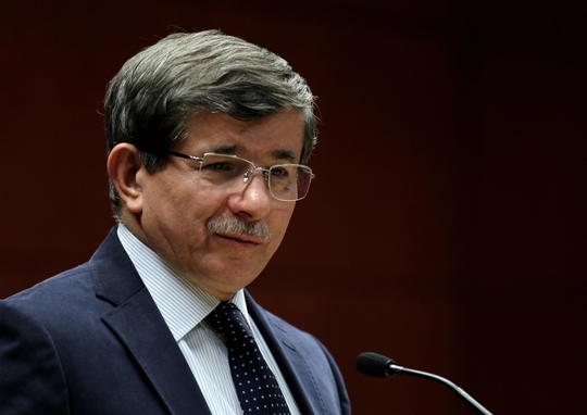 Thủ tướng Ahmet Davutoglu ký quyết định hủy dự án. Ảnh: APA