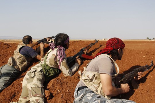Phiến quân Syria do phương Tây hậu thuẫn chiến đấu chống lại IS. Ảnh: Reuters